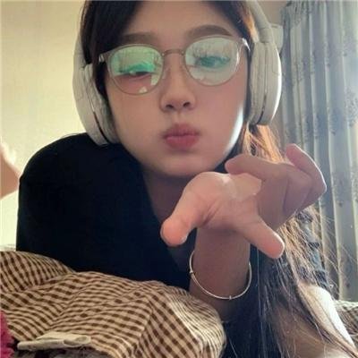 戴脚镣的女孩